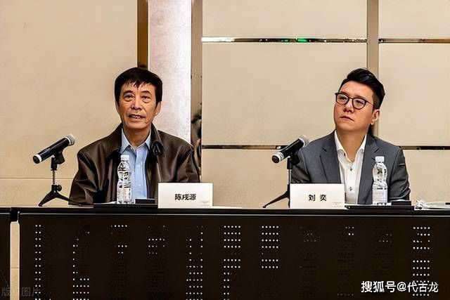 这就是“电影之都”青岛的魅力，街道化成城市的剪辑手，交通工具划过的蒙太奇，为光影提供想象，阳光和路灯搭成的灯光，为每个走过的人点亮他们的舞台，生活没有龙套，自己都是主角，而这座城市成为了最佳导演。