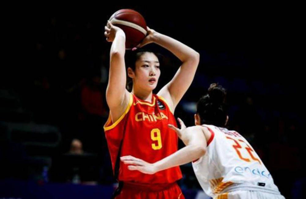 41岁贾静雯生二胎后首现身 身材火辣性感依旧 2015-11-10 修杰楷的妻子贾静雯9日在台北出席精品活动，产后首次现身的贾静雯，虽然41岁才又生第二胎，但已迅速恢復火辣身材，以一袭黑色无袖短洋装搭配金色亮面高跟鞋，性感出席代言。
