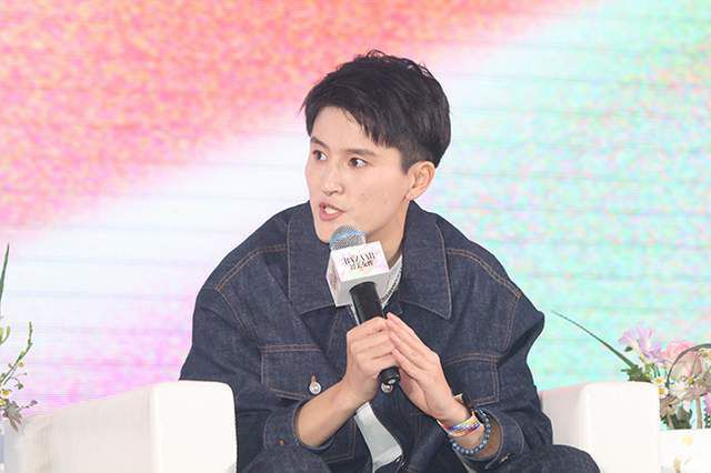 近日，在已发布的第一版活动宣传片中，真实生活中的“金牛座宅男”口中发出的都市蚁族“出发宣言”，引起了众多网友和资深驴友的关注和热 《转山》曝概念海报 东京电影节唯一入围华语片 2011-09-21 即将于十月下旬开幕的东京国际电影节（T.I.F.F）21日揭晓了入围竞赛单元的影片，其中，由陈国富监制、杜家毅导演的导演处女作《转山》作为华语片的一匹黑马闯入竞赛单元，这也是今年入围本届东京电影节的 《转山》试映广受好评 再曝海报22日出战东京 2011-10-21 青春旅行大片《转山》已确定于11月3日全国上映。