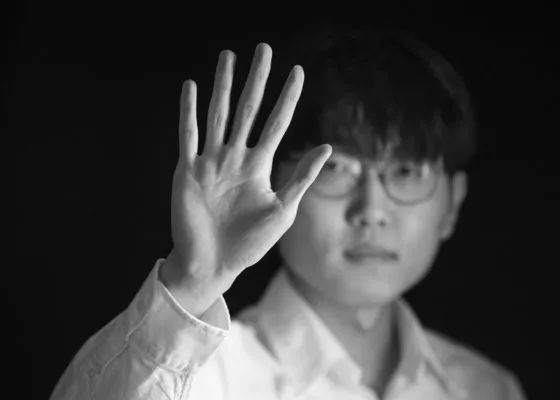 蔡依林穿亮片短裙秀G奶 与男友感情好容光焕发 2013-09-12 近日在北京，出道14年从“小天后”晋升为“流行天后”的歌手蔡依林出席某品牌活动。